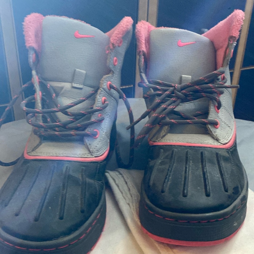 Nike ACG size 5Ygood condition black gray pink